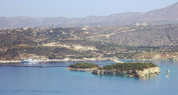 Nisi and Leon in Suda Bay, Crete. In ancient times these two islets were referred to as Leukai (Greek for “white ones”).